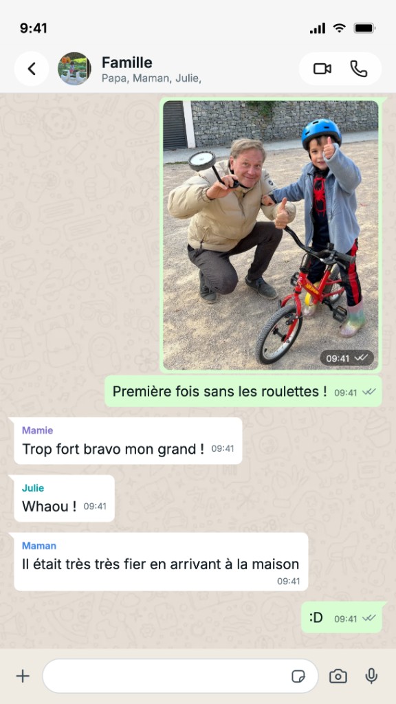 Dans la conversation familiale, la photo vient d'être partagée et les proches réagissent.